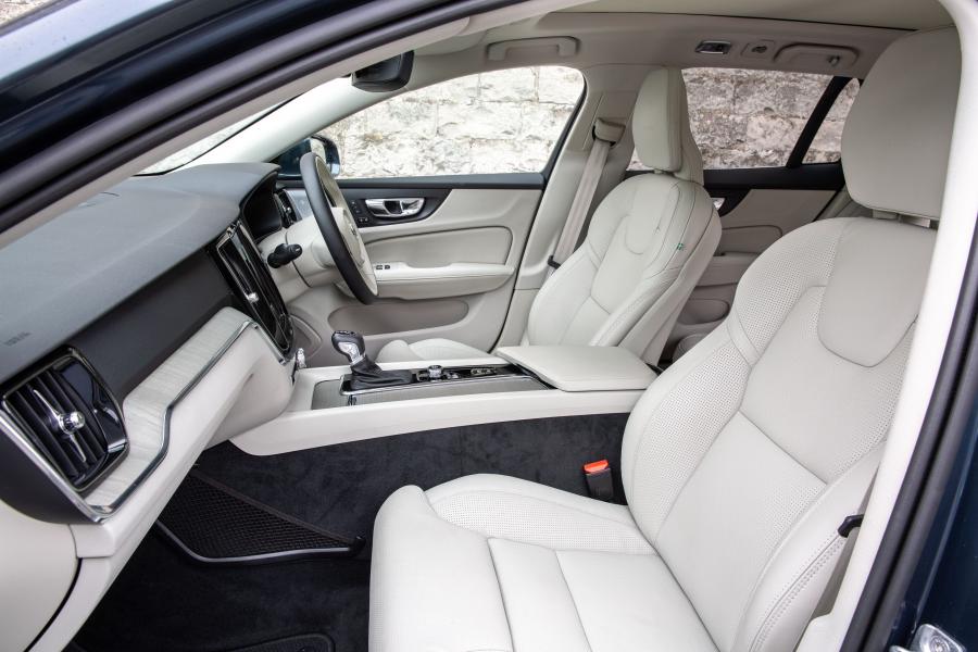 Интерьер Volvo V60 D3 Inscription 2018 года  (UK) (фото 24 из 40)